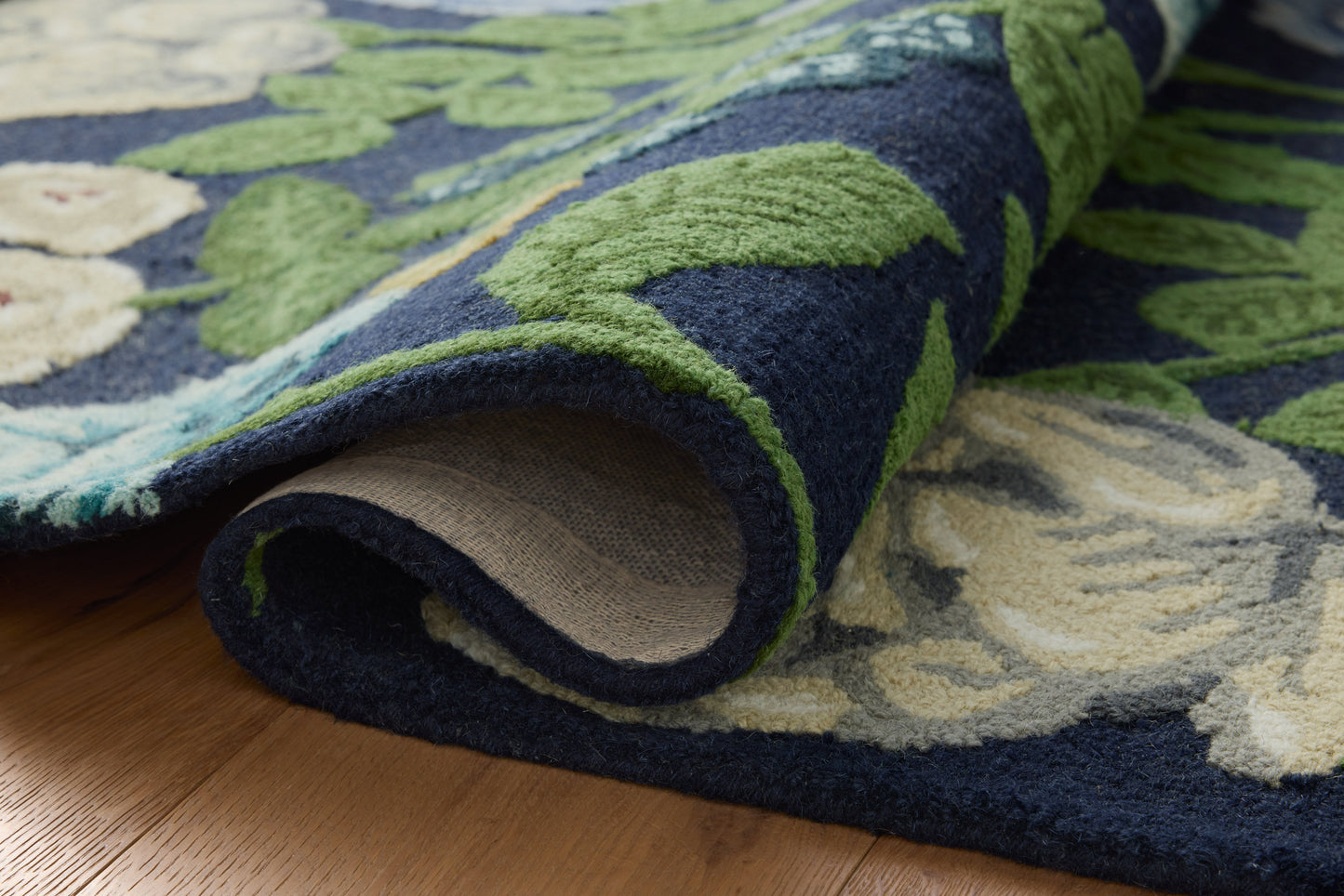 Tapis bleu marine Rifle Paper Co. x Loloi Highgrove