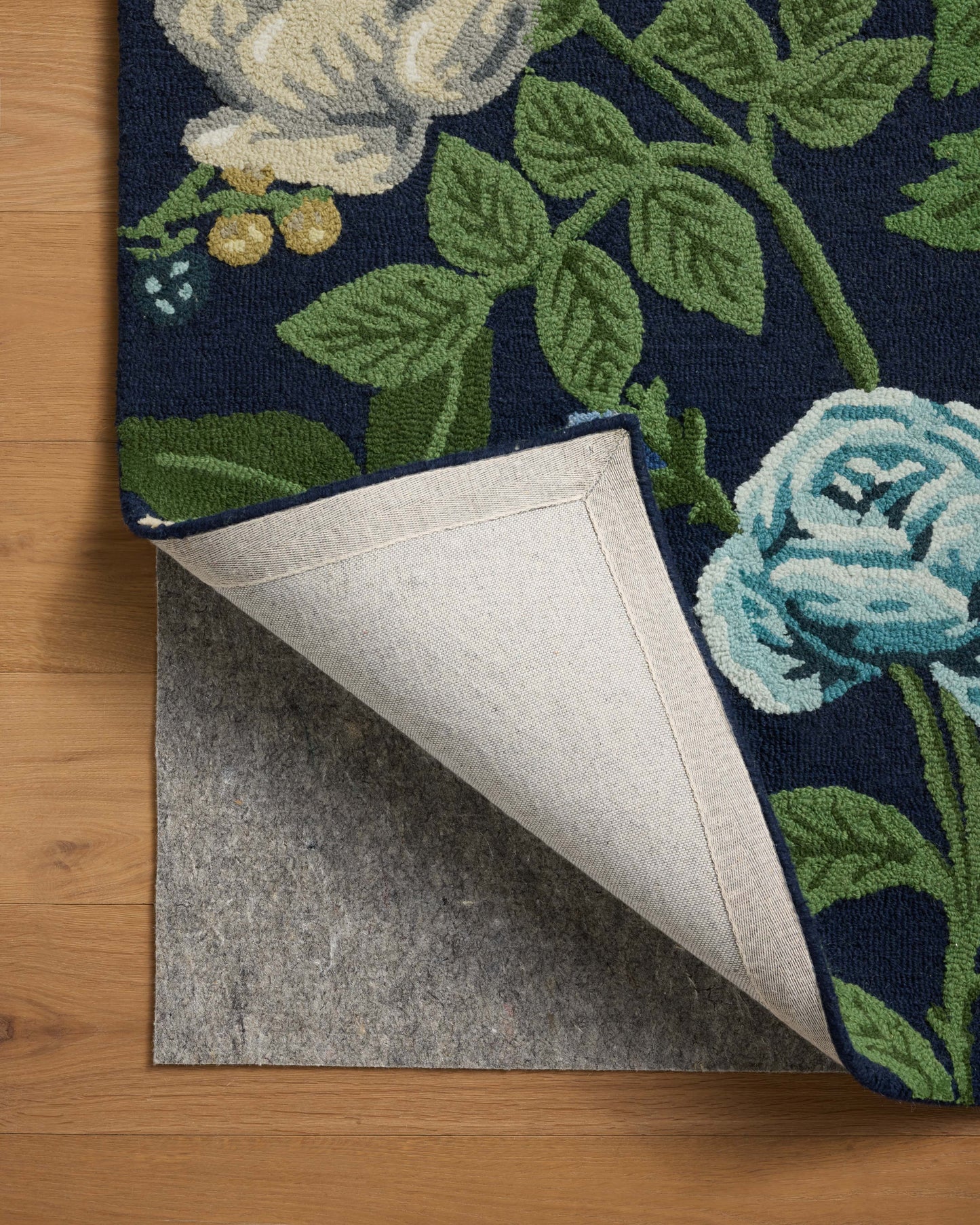 Tapis bleu marine Rifle Paper Co. x Loloi Highgrove