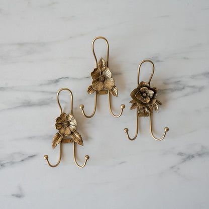 Crochet à fleurs avec finition or antique