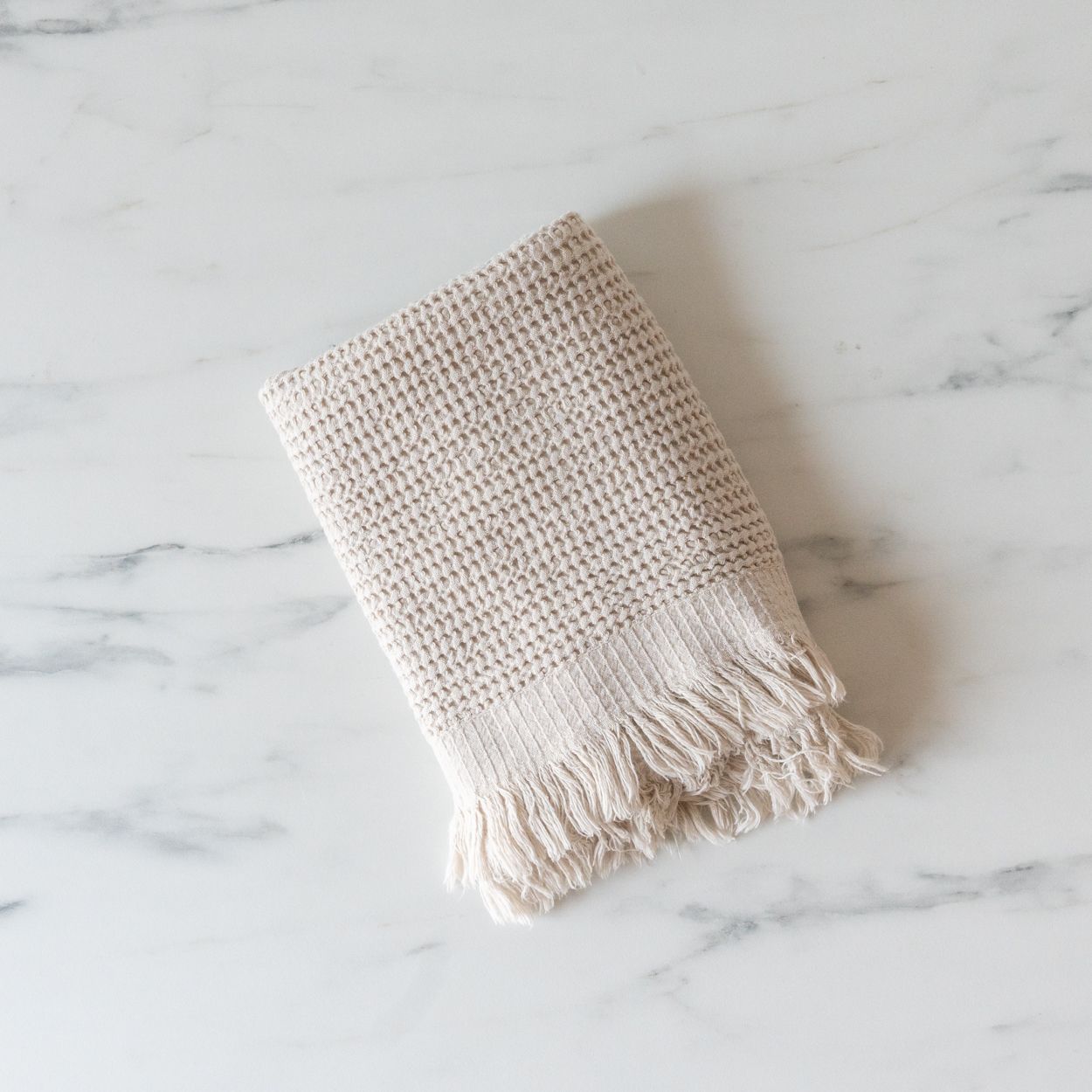Serviette de toilette turque texturée avec pompon
